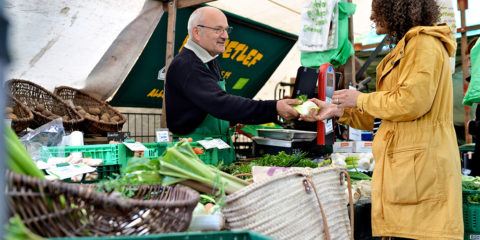 Marktstand mit Obst und Gemüse