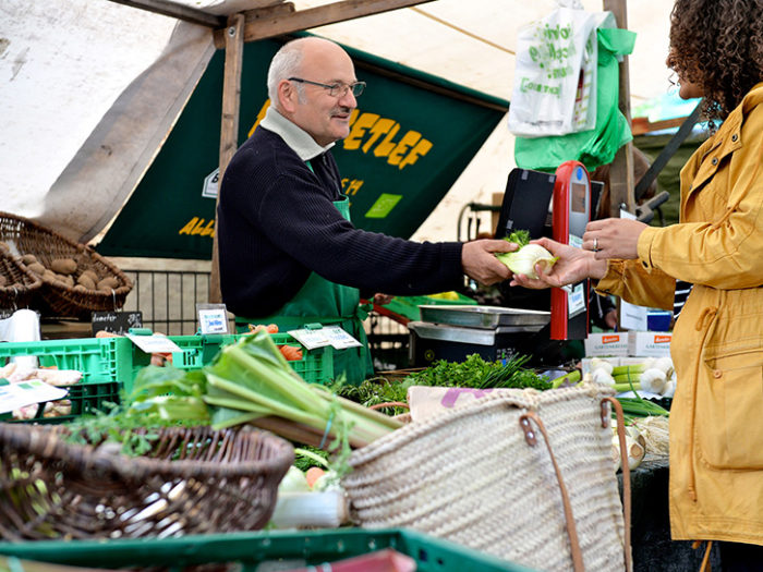 Marktstand mit Obst und Gemüse