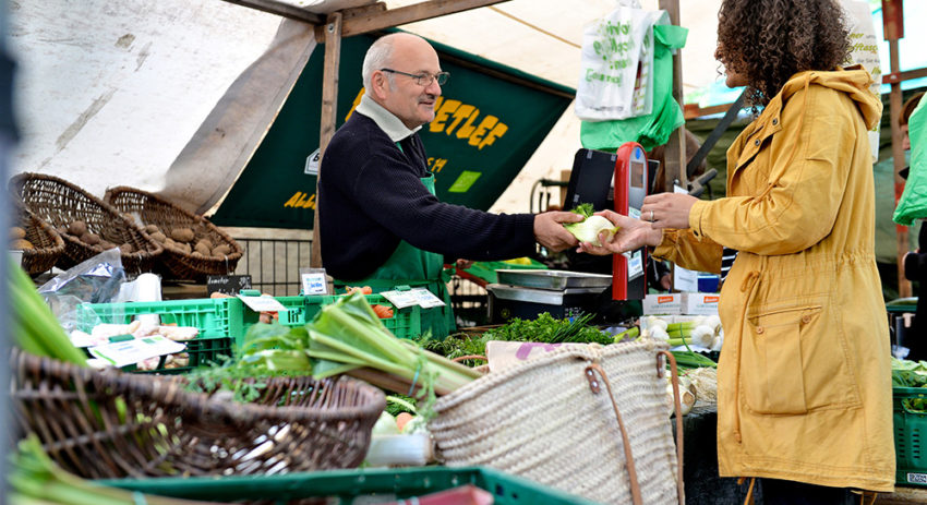 Marktstand mit Obst und Gemüse