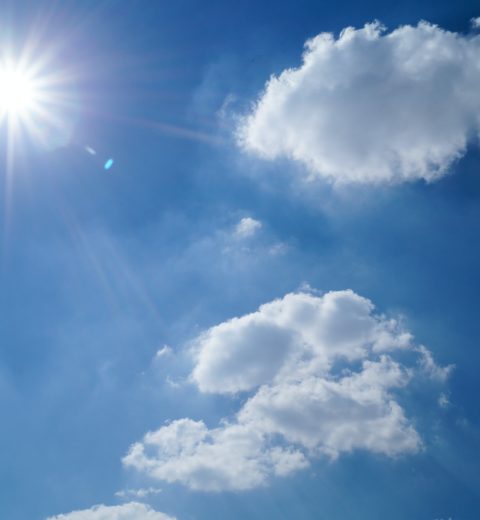 Himmel mit Wolken und Sonne